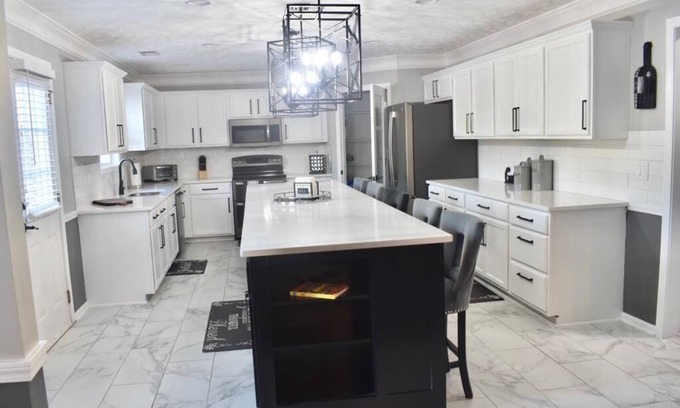 McDonough House | Cozy lakeview home