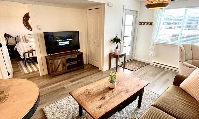 Langford Apartment | Cozy Lakeview Suite - Steps To The Beach & 15 Min To Downtown