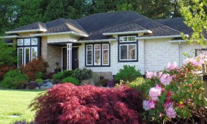 Langley Apartment | Cozy like home Rural feel in urban area central to sightseeing . Close to shops