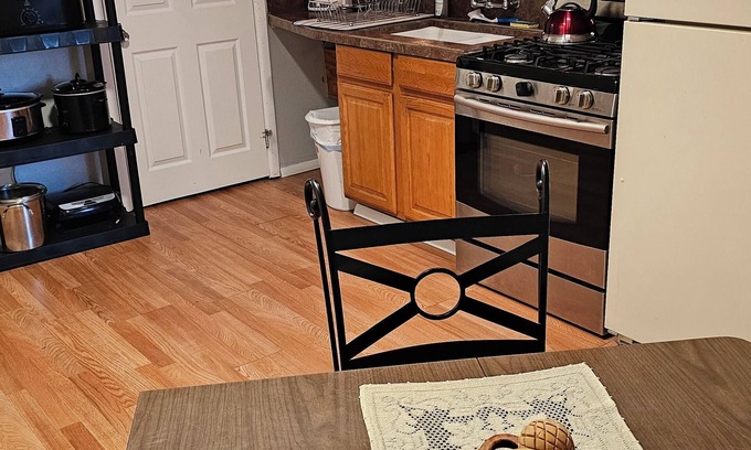 Craig House | Cozy little apartment in a quiet neighborhood in town. Dog friendly.