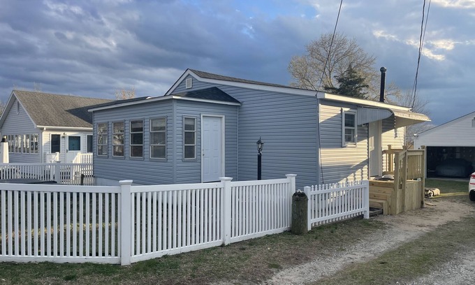 Slaughter Beach Cottage | Cozy Little Blue Cottage by the Bay