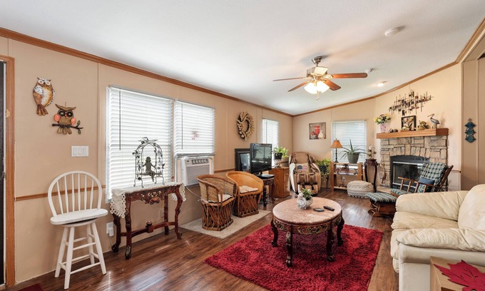 Coffee City House | Cozy Little Cottage - Next to Lake Palestine