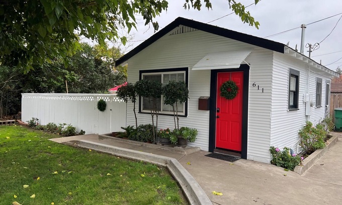 Lodi Cottage | Cozy little cottage W/private yard in town