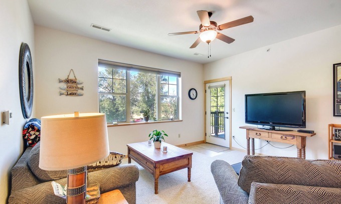 Livingston Condo | Cozy Livingston Condo w/Balcony & Mtn View!