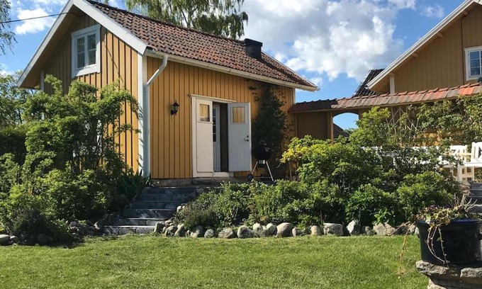 Holo House | Cozy lodge at horse farm with lake and sauna
