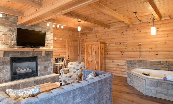 Millersburg Apartment | Cozy Lodge Fireplace Suite in Ohio's Amish Country