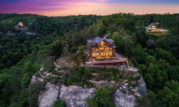 Frenchburg Cabin | Cozy lodge sitting high in the sky, overlooking Red River Gorge Geological Area!