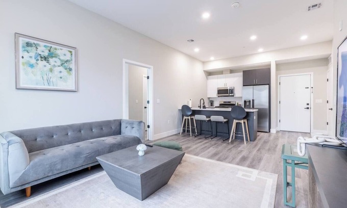 The Heights Apartment | Cozy Loft 10 min to Manhattan Garage Parking