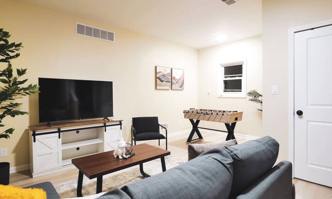 Taylor House | Cozy Loft in Taylor Michigan minutes from DTW
