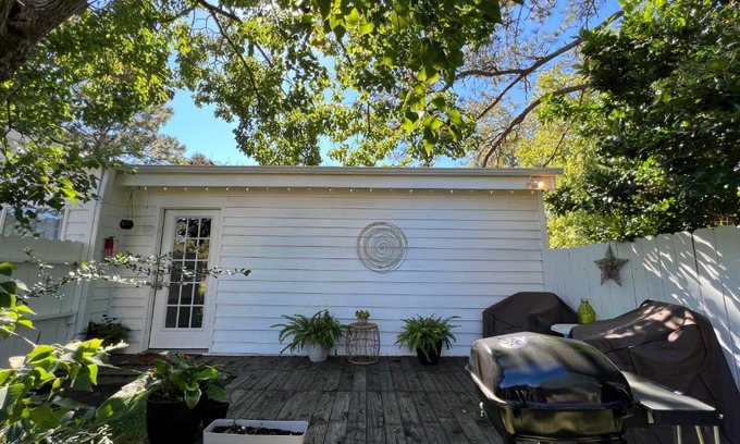 Myrtle Grove Apartment | Cozy loft with parking and private patio w/grill