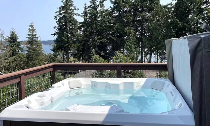 Adelma Beach House | Cozy loft with water view and saltwater hot tub