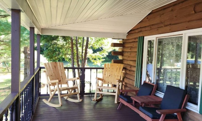 Forestport Cabin | Cozy Log Cabin close to Old Forge and Boonville. Great for small families!