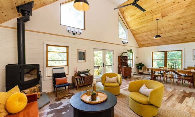 Kerhonkson Cabin | Cozy Log Cabin | Firepit Stream O&W Rail Trail