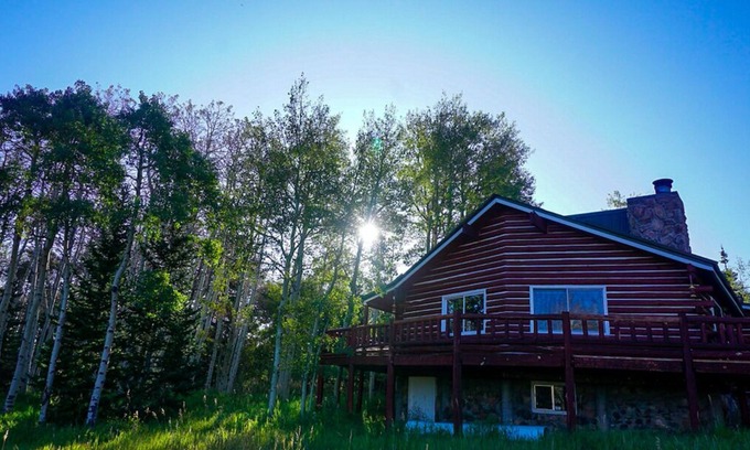 Kremmling Cabin | Cozy log cabin getaway