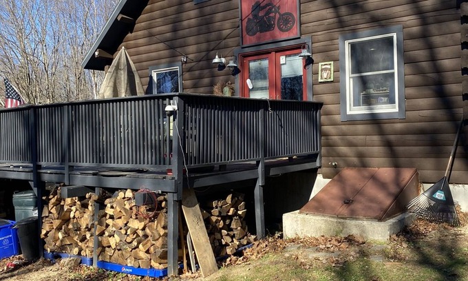 Harrison House | Cozy log cabin home. 5 minutes to the beach, pet and family friendly home.