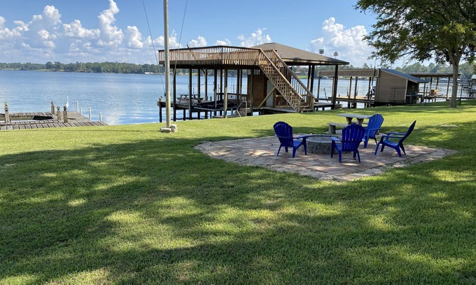 West Livingston House | Cozy Log Cabin - Lakefront 2 Boat Lifts 2 Jet Ski Lift FirePit 1Gig WiFi