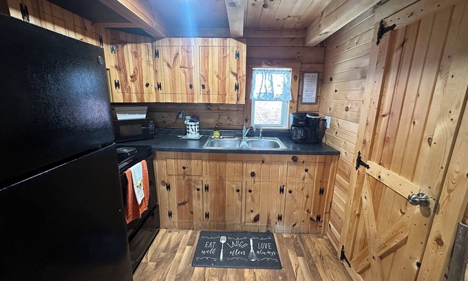 Moravia Cabin | Cozy log cabin located in downtown Moravia, Iowa.
