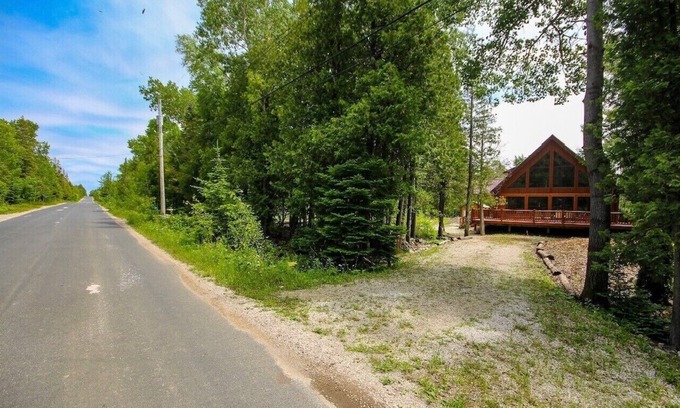 Tobermory Cottage | Cozy Log Cabin Retreat in the Heart of Tobermory