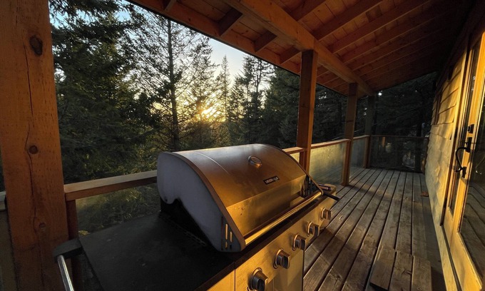 Bridge Lake Cabin | Cozy log cabin & studio on interlakes highway