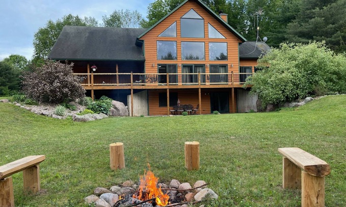 Iola Cabin | Cozy log Cabin tucked away in natures serenity