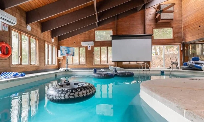 East Stroudsburg Cabin | Cozy Log Cabin with Indoor Pool