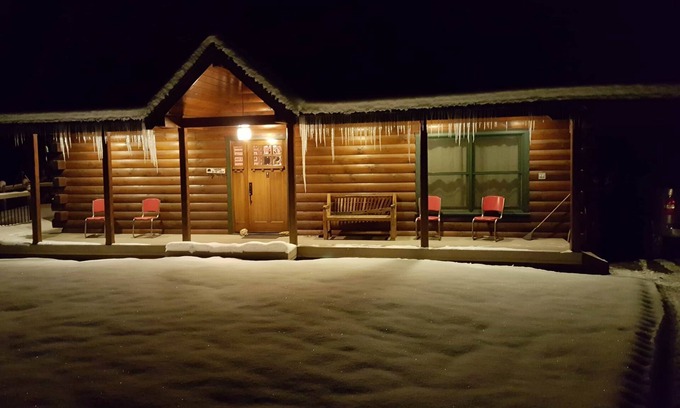 Lyle House | Cozy Log Cabin at Hartland Lake