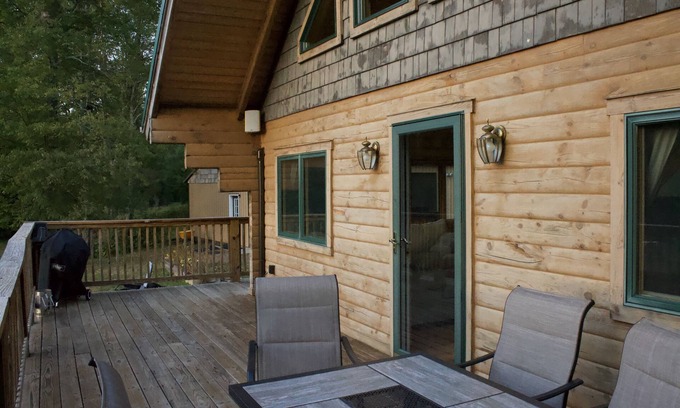 Mount Vision House | Cozy Log Cabin