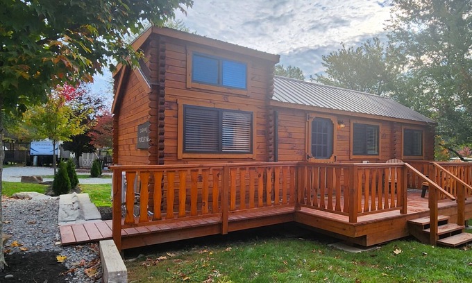 White Cabin | Cozy Log Cabin w/Loft #12. Minutes from Seven Springs and Hidden Valley!
