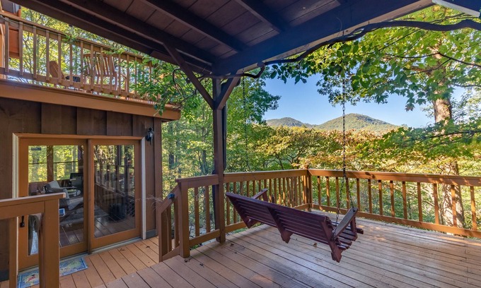 Highlands Cabin | ❤ Cozy Log Cabin w/Stunning View! Waterfall, 3 Fireplaces, Arcade, Stocked!