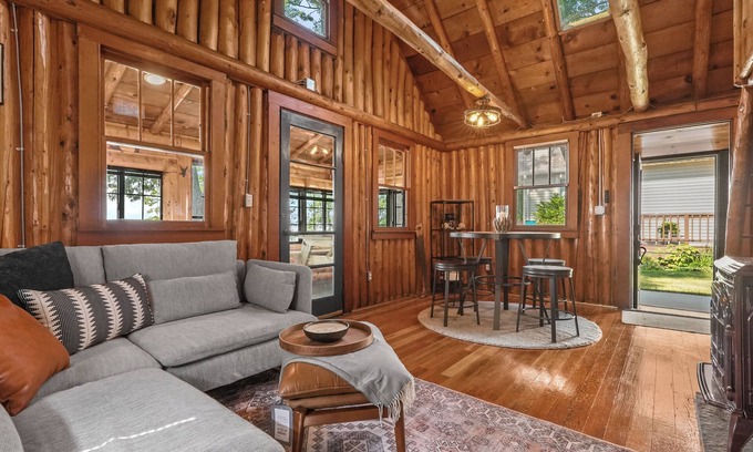 Lake City Cabin | Cozy Log Cabin w Stunning Lake Views! Kayaks, Steps to Beach and dt Lake City!