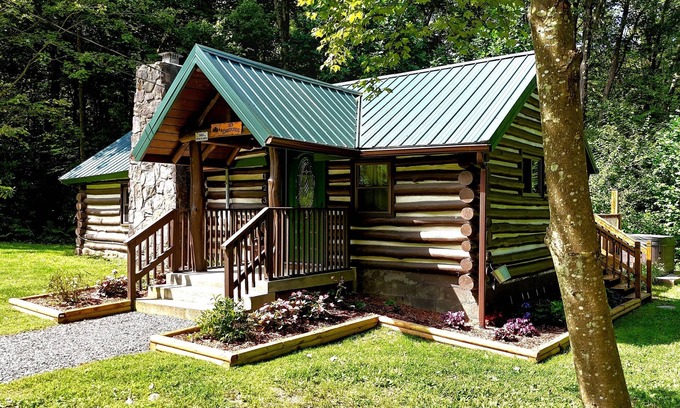 Markleysburg Cabin | Cozy log cabin with hot tub in Markleysburg!