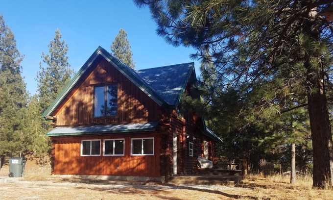 Stevensville House | Cozy Log Cabin with Wood Stove and Mountain Views
