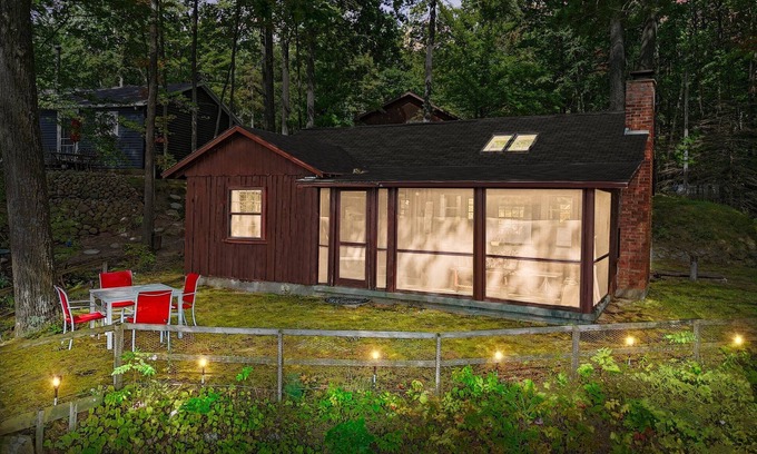 Le Roy Cabin | Cozy log cabin with amazing lake views!