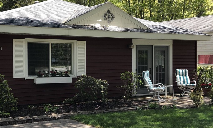 Holland Cottage | Cozy, lots of charm, close to Lake MI. Discount for monthly stays.