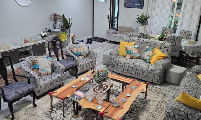 Holly House | Cozy, lovely, and Charming 4-bedroom building in Everett with WiFi access