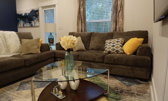 Pine Forest House | COZY Lush 3-bedroom Townhouse★Mins to Beach★