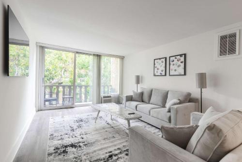 Norma Triangle Apartment | Cozy Luxury Apartment WeHo Boys Town med