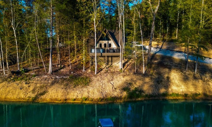 Campton Cabin | Cozy Luxury Cabin for Two on Pond w/Hot Tub, Fire Pit & Game Room – 20 Mins to Red River Gorge