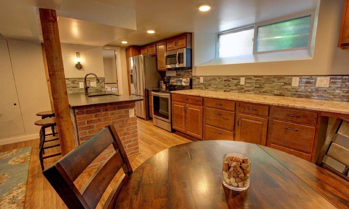 University North House | Cozy Luxury Remodel, Fantastic Backyard! Walk in 5 minutes to CSU/Old Town
