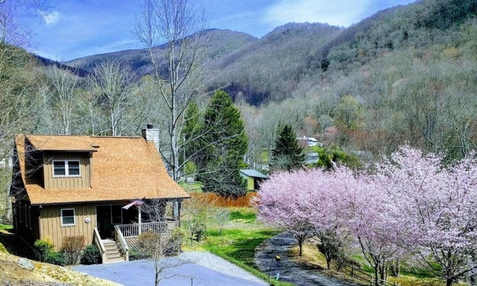 Maggie Valley Cabin | Cozy Maggie Valley Cabin near Cataloochee Ski Area, withnhot tub. Bikers Welcome
