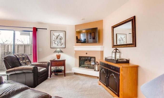 Greenwood Village Condo | Cozy main floor 2-bedroom condo with pool & fitness area