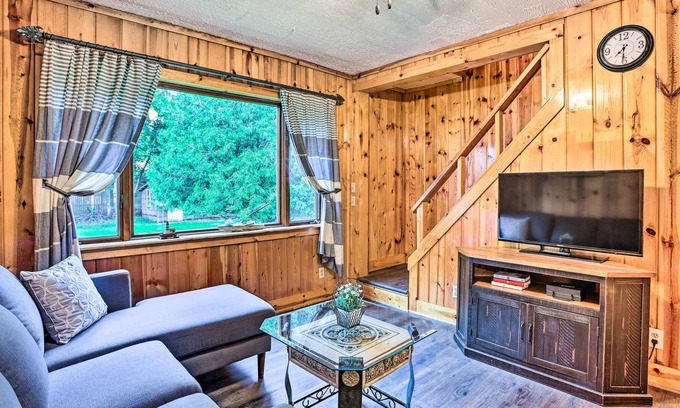 Manistee House | Cozy Manistee Home: Walk to Beach & Downtown!