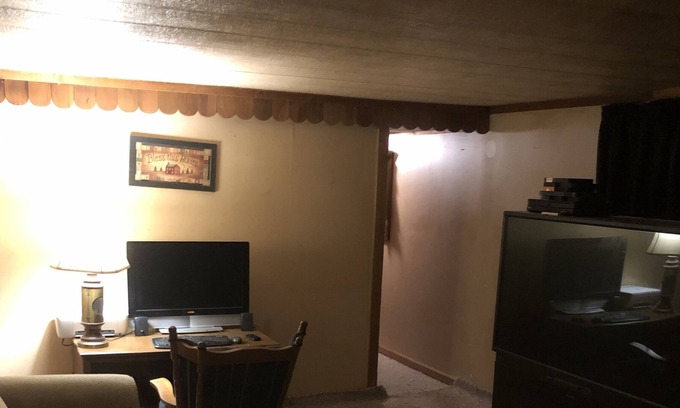 Whittaker House | Cozy Manufactured Home with lake and public pool