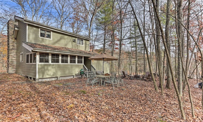 Lackawaxen House | Cozy Masthope Mountain Home w/Sauna! Walk to lake!