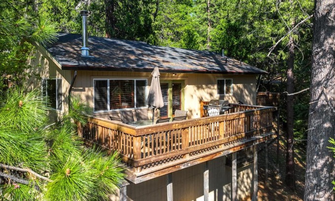 Mi-Wuk Village House | Cozy Mi-Wuk Village Cabin with Deck!