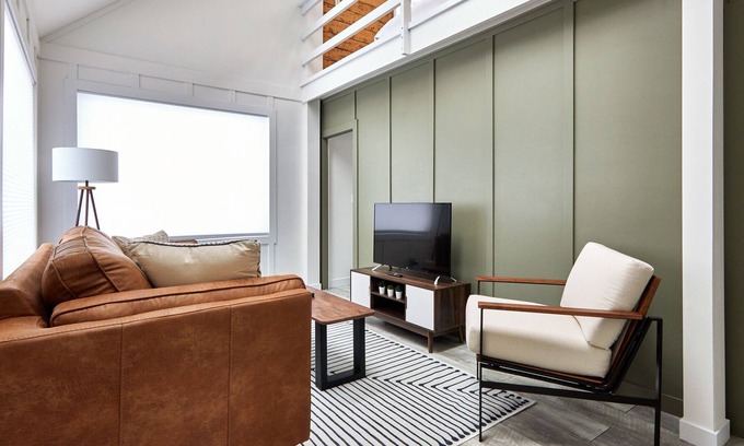 Medicine Hat House | Cozy Mid-Century Modern Home - just steps away from 150km of trails