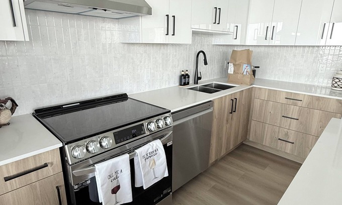Burnaby Condo | Cozy, Modern 2 bedroom condo in Burnaby