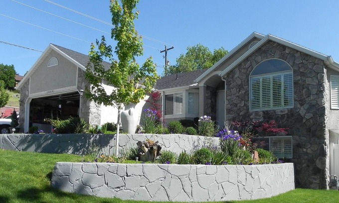 Sandy Apartment | Cozy modern 2BR , Free Parking & Wi-Fi, min. away from the world's ski resorts.