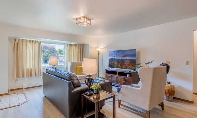 Montrose House | Cozy modern 2BR w/workspace near Main St