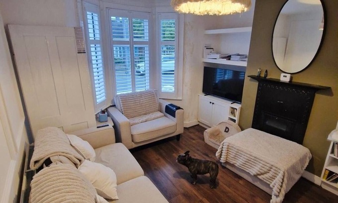 Syon House | Cozy Modern 3 Bed House in Isleworth, London. Pet-Friendly!